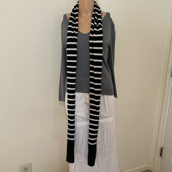 DISCOUNTED SHIPPING TODAY 🔥🔥 100% CASHMERE Women’s Scarf Black & White Striped - Picture 1 of 6